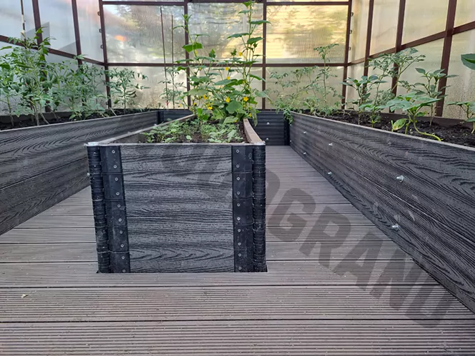 Грядки ДПК в теплице с полом